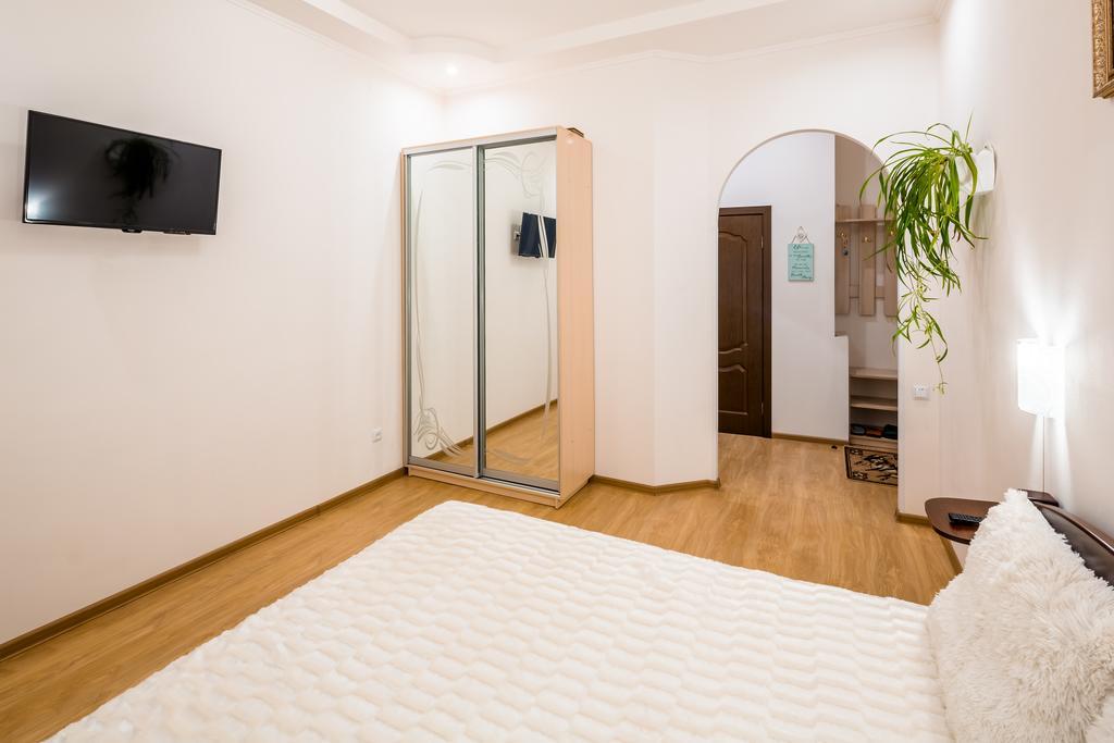 Apartment On Khmelnytskogo Street Lviv Bagian luar foto